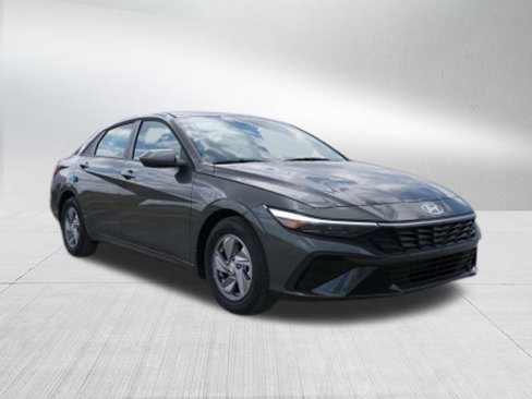 New 2025 Hyundai Elantra SE image 9