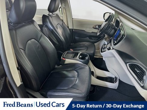 Used 2017 Chrysler Pacifica Touring-L image 11