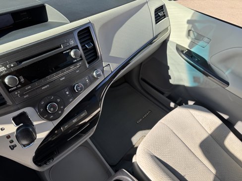 Used 2012 Toyota Sienna LE image 30