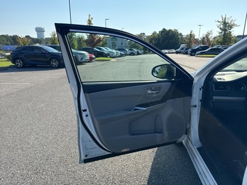 Used 2016 Toyota Camry SE image 6