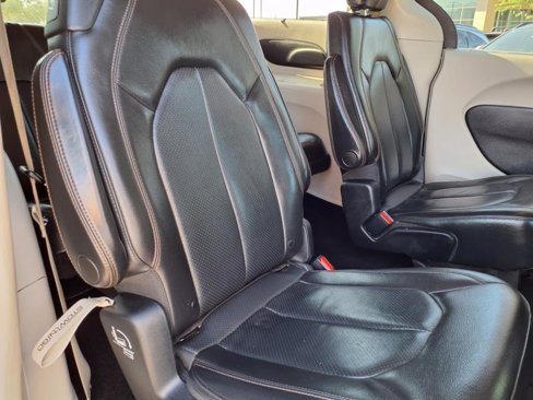 Used 2019 Chrysler Pacifica Touring-L image 15