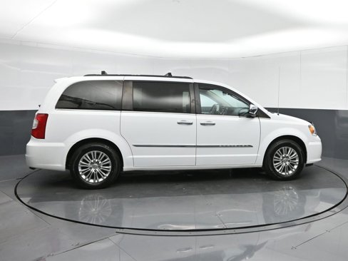 Used 2015 Chrysler Town & Country Touring-L w/ Driver Convenience Group image 8