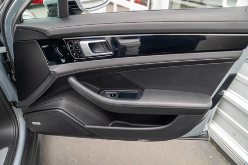 Used 2018 Porsche Panamera 4 image 32