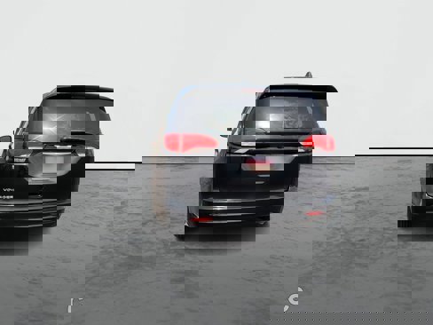 Used 2022 Chrysler Voyager LX image 7