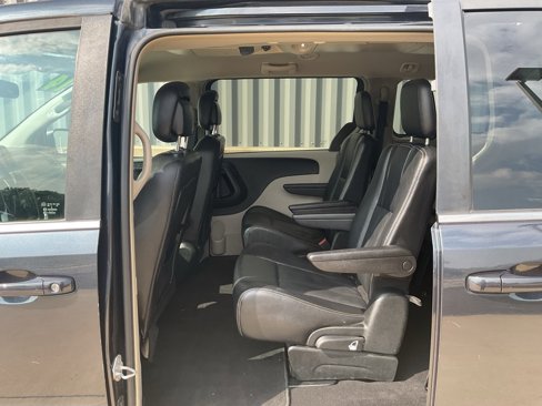 Used 2014 Chrysler Town & Country Touring image 14