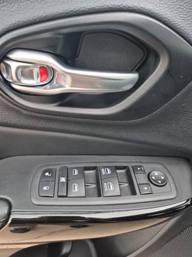 Used 2023 Jeep Cherokee Altitude Lux image 14