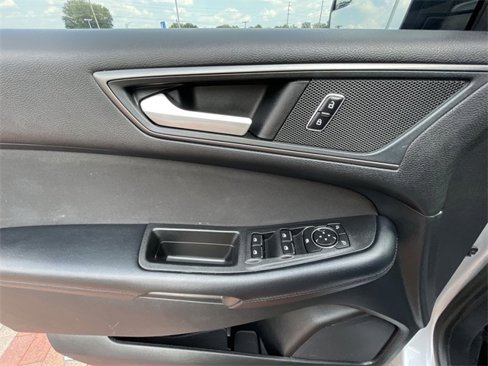 Used 2018 Ford Edge SE image 11