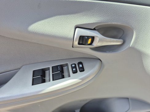Used 2010 Toyota Corolla LE image 12