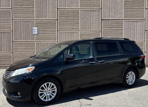Used 2015 Toyota Sienna XLE w/ XLE Navigation Package image 1