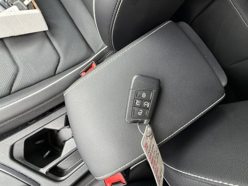 Certified 2022 Volkswagen Tiguan SEL R-Line image 37