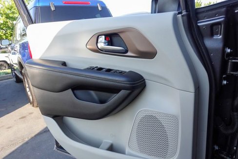 Used 2020 Chrysler Voyager LX image 13