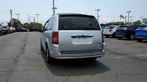 Used 2010 Chrysler Town & Country Touring image 7