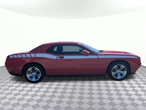 Used 2016 Dodge Challenger SXT image 2