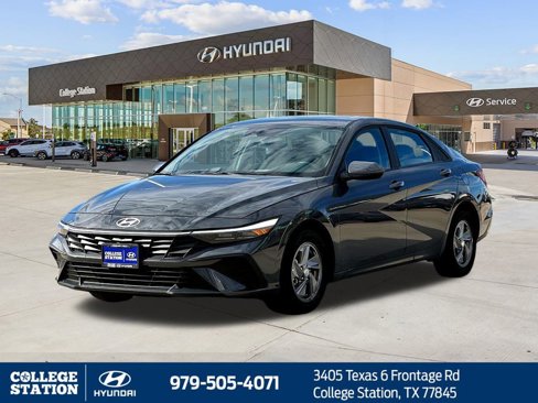 Used 2024 Hyundai Elantra SE image 3