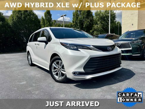 Used 2024 Toyota Sienna XLE image 1