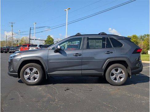 Used 2022 Toyota RAV4 XLE w/ Convenience Package image 4