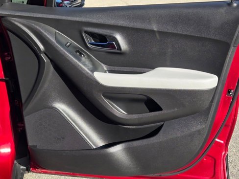 Used 2020 Chevrolet Trax LT w/ LT Convenience Package image 4