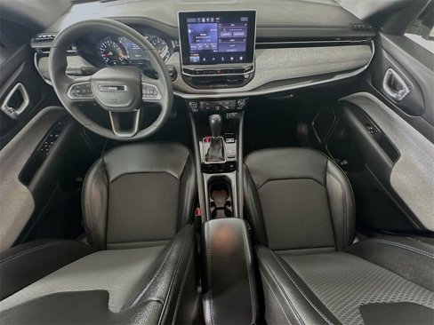 Used 2024 Jeep Compass Latitude image 30