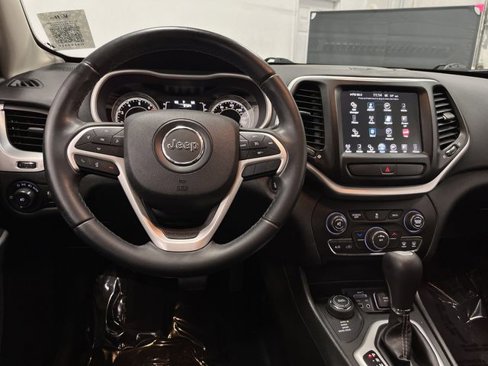 Used 2018 Jeep Cherokee Latitude Plus image 5