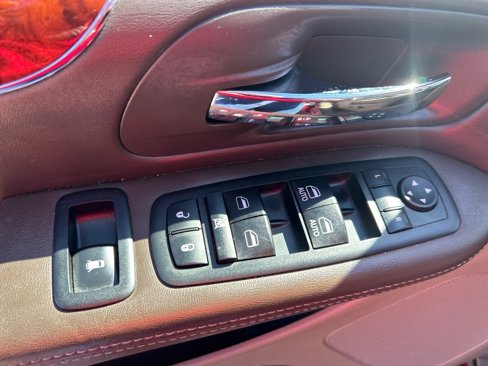 Used 2013 Chrysler Town & Country Touring image 25