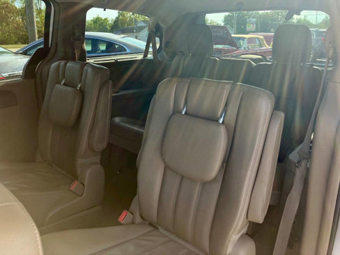 Used 2015 Chrysler Town & Country Touring w/ Driver Convenience Group image 13