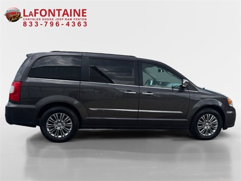 Used 2016 Chrysler Town & Country Touring-L w/ Driver Convenience Group image 8