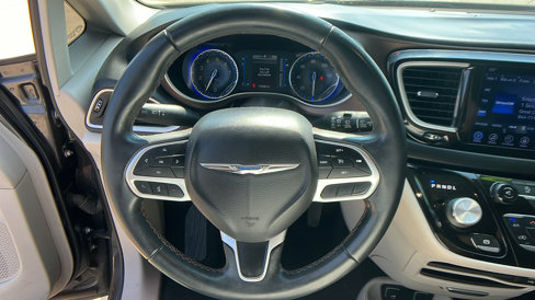 Used 2017 Chrysler Pacifica Touring-L image 26
