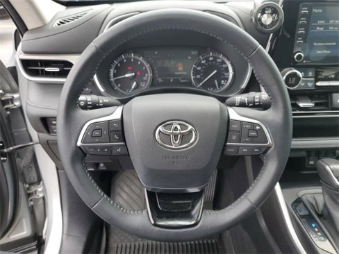 Used 2021 Toyota Highlander XLE image 23