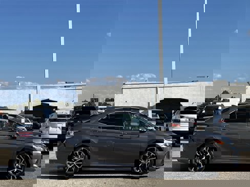 Used 2020 Toyota Camry image 3