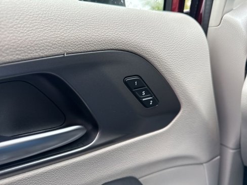 Used 2023 Chrysler Pacifica Touring-L image 50