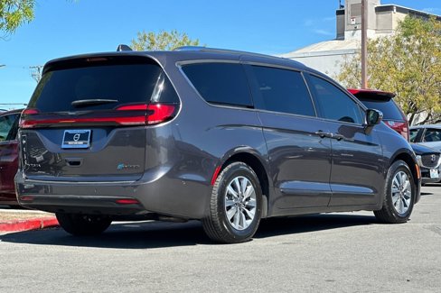 Used 2021 Chrysler Pacifica Limited w/ Uconnect Theater Family Group image 2
