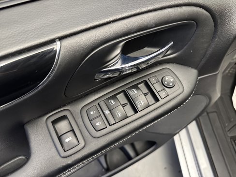 Used 2015 Dodge Grand Caravan SXT image 11