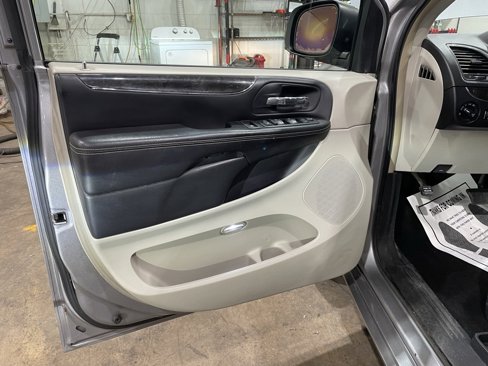 Used 2013 Chrysler Town & Country Touring-L w/ Driver Convenience Group image 34