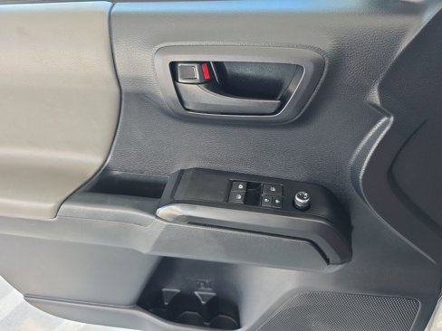 Used 2018 Toyota Tacoma SR image 23