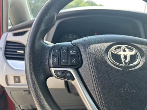 Used 2015 Toyota Sienna LE image 29
