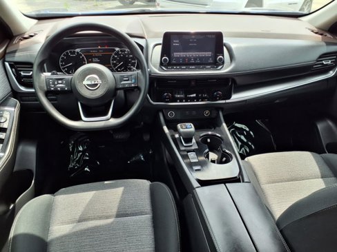 Used 2022 Nissan Rogue SV image 3