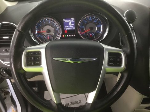 Used 2014 Chrysler Town & Country Touring image 27