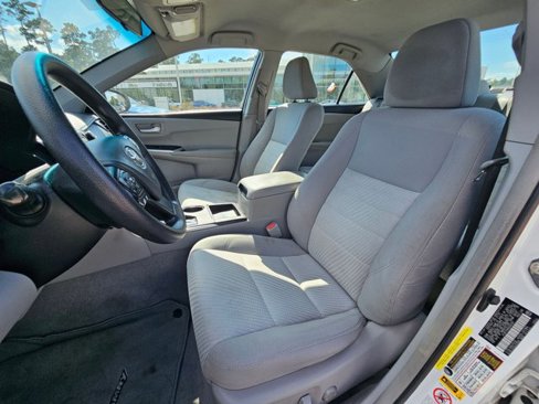 Used 2016 Toyota Camry LE image 9
