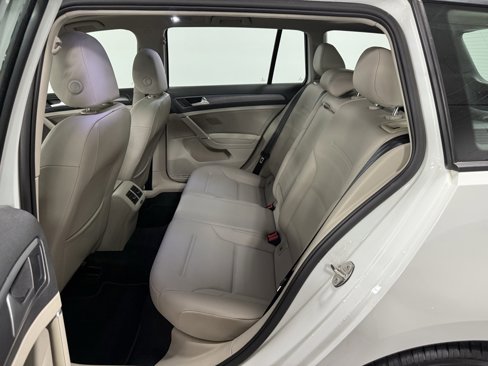Used 2018 Volkswagen Golf SE image 19