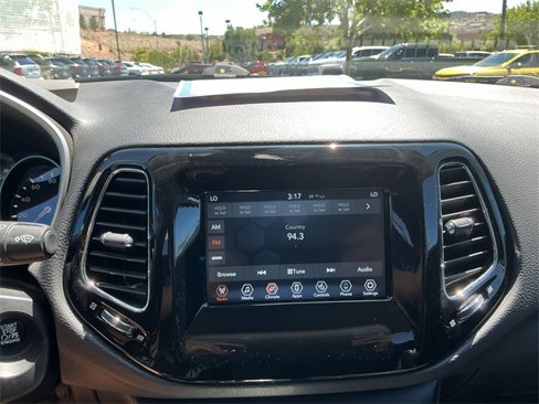 Used 2021 Jeep Compass Latitude image 32