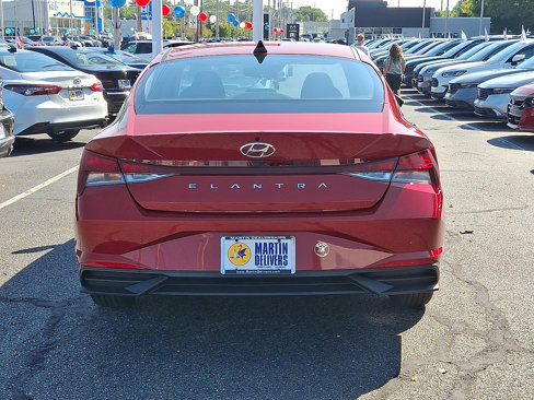 Used 2023 Hyundai Elantra SE w/ Cargo Package image 5