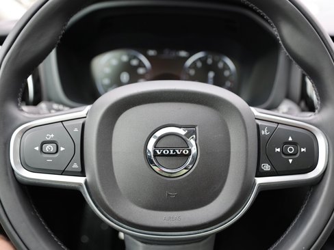 Used 2019 Volvo XC60 T5 Momentum w/ Multimedia Package image 39