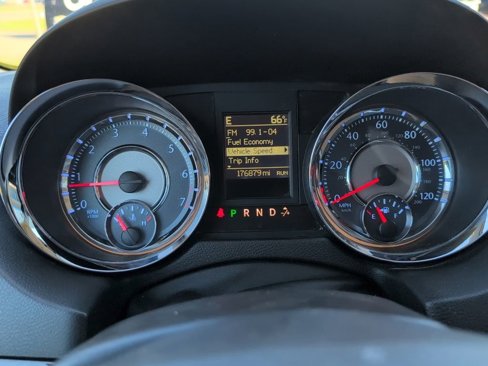 Used 2015 Chrysler Town & Country Touring image 19