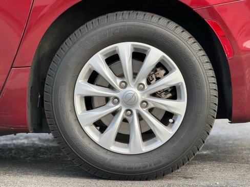 Used 2019 Chrysler Pacifica Touring-L image 3