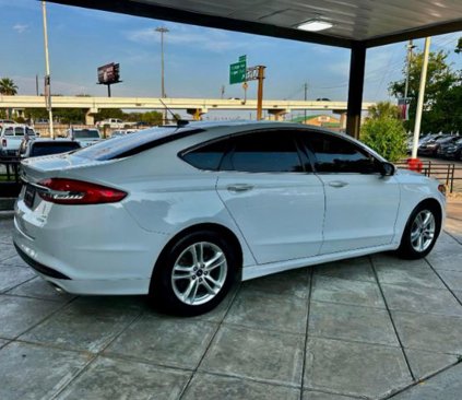 Used 2018 Ford Fusion SE w/ Fusion SE Technology Package image 4