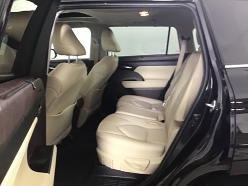 Used 2020 Toyota Highlander XLE image 22