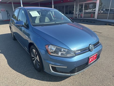 Used 2016 Volkswagen e-Golf SE w/ DC Fast Charging Package image 3
