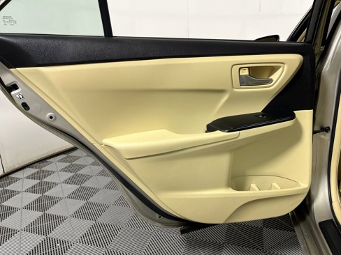 Used 2015 Toyota Camry LE image 22