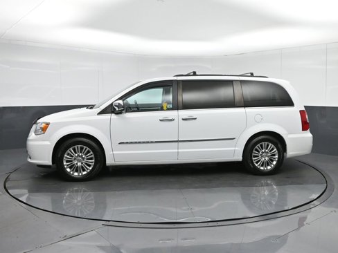 Used 2015 Chrysler Town & Country Touring-L w/ Driver Convenience Group image 4
