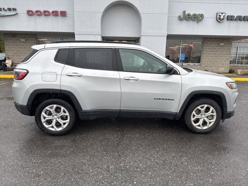 Used 2024 Jeep Compass Latitude image 8